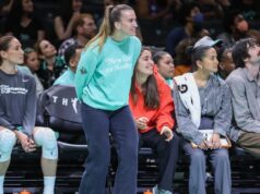 A guarda da Liberty Sabrina Ionescu (costas) está de fora novamente contra o Fever