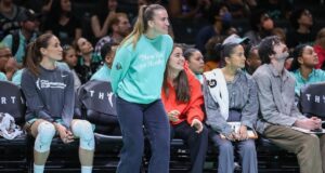 A guarda da Liberty Sabrina Ionescu (costas) está de fora novamente contra o Fever