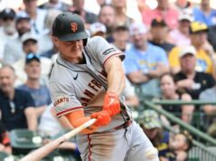 Os Giants acumularam 20 rebatidas, superando os Brewers por 12-9.
