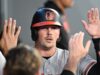Os Orioles, voando alto, observam os Blue Jays passarem.