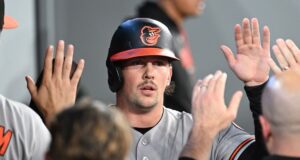 Os Orioles, voando alto, observam os Blue Jays passarem.