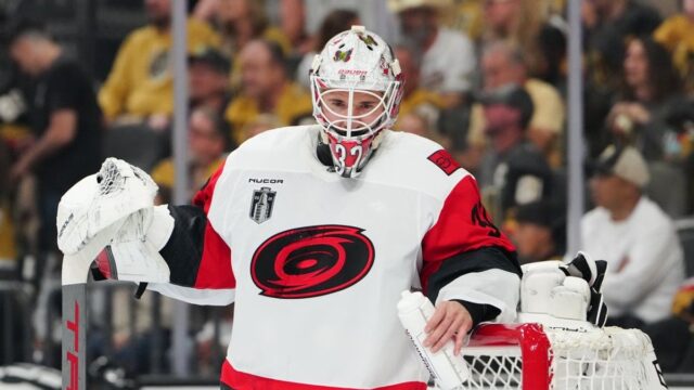 Os furacões Brandon Bussey estão começando para o jogo 4 das finais da Stanley Cup. Os furacões Brandon Bussey estão começando para o jogo 4 das finais da Stanley Cup.