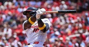 Os Cardinals aproveitam dois erros dos Reds, se recuperando para raspar
