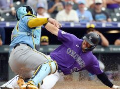 Os Brewers acertaram 10 rebatidas extra-base a caminho das Montanhas Rochosas.