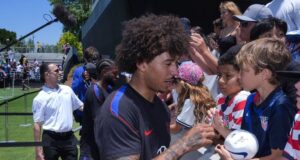 O defensor Chris Richards retorna ao treino da USMNT.