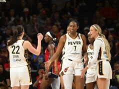 Caitlin Clarke e Aaliyah Boston aquecem contra Kim Suraj.