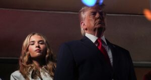 O presidente Trump fez barulho enquanto participava do jogo 3 das finais da NBA em Nova York.