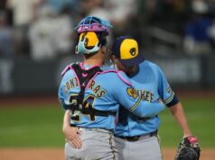 Os Brewers sobreviveram aos A’s por 15-14 em uma disputa selvagem de 12 entradas em Las Vegas.
