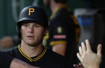 O primeiro home run da carreira de Tyler Callihan leva o Pirates à vitória sobre os Dodgers.