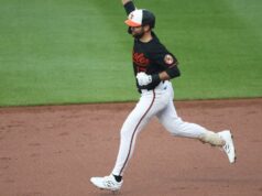 Os Orioles derrotam os Mariners com uma noite eficiente na base.