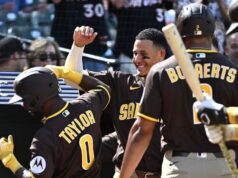 Padres acerta cinco HRs enquanto derrota Orioles.