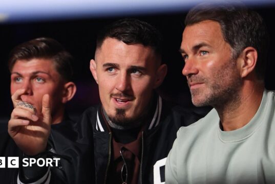 Tom Spinal: Eddie Hearn pede ao presidente do UFC, Dana White, para liberar lutador