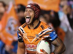 O hat-trick de Jarome Luai deu ao Leichhardt Wests Tigers uma despedida impressionante