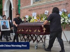O dançarino de espelhos ferido, Mo Lee, presta homenagem ao falecido pai Derek Lee no funeral.