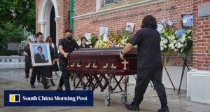 O dançarino de espelhos ferido, Mo Lee, presta homenagem ao falecido pai Derek Lee no funeral.