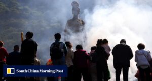 ‘O céu quebra’: Em algumas áreas da China, ficar deitado pode afastar o azar. Use ‘Consertando Panquecas’