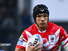 Jonny Lomax: St Helens permanece firme na cirurgia para fratura de mandíbula