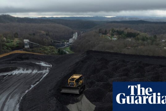 Trump usa poderes de guerra para distribuir US$ 700 milhões em carvão ‘limpo e bonito’ | Donald Trump