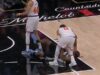 Brunson machuca o joelho em jogo normal