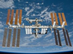 Astronautas se abrigam no SpaceX Dragon na Estação Espacial Internacional enquanto tentam reparar um vazamento de ar.