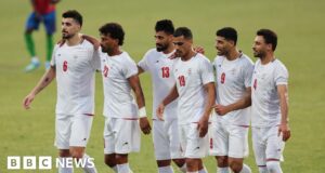 O Irã diz que a equipe foi impedida de entrar nos EUA depois que os jogadores receberam vistos para a Copa do Mundo.