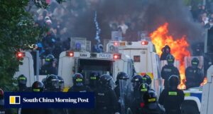 A polícia de Belfast disparou canhões de água quando uma segunda noite de agitação eclodiu em esfaqueamentos.