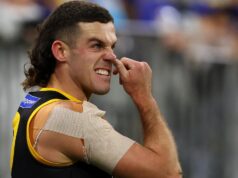O técnico do West Coast Eagles, Andrew McQualter, apóia Jake Waterman para encontrar o talento para chutar o gol