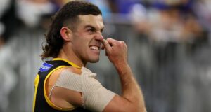 O técnico do West Coast Eagles, Andrew McQualter, apóia Jake Waterman para encontrar o talento para chutar o gol