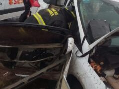 Um violento acidente em Santa Fé deixa uma criança presa em um carro