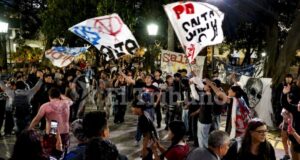 Uma emocionante homenagem a Indio Solari na Praça 9 de Julio em Salta