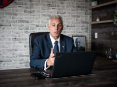 Eles o receberam com cinco novas inibições