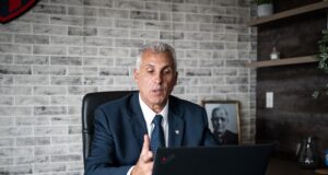 Eles o receberam com cinco novas inibições