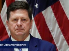 Trump escolheu Jay Clayton, o principal policial de Wall Street, como chefe da espionagem após a reação.