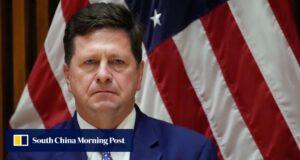 Trump escolheu Jay Clayton, o principal policial de Wall Street, como chefe da espionagem após a reação.
