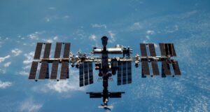 Astronautas mudaram-se brevemente para um porto seguro devido ao vazamento da ISS