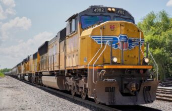 Uma pessoa fica gravemente ferida após ser atropelada por um trem em Gresham.
