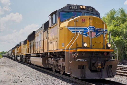 Uma pessoa fica gravemente ferida após ser atropelada por um trem em Gresham.