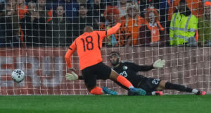 A Holanda colidiu com Luca Zidane e Hajj Musa disparou para casa