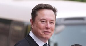 Um legislador do Reino Unido diz que processará a empresa de Elon Musk por fotos falsas de biquínis Grok
