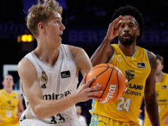 Inúmeros melros voando do Real Madrid para a NCAA