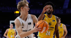 Inúmeros melros voando do Real Madrid para a NCAA
