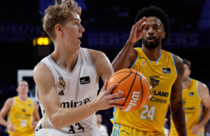 Inúmeros melros voando do Real Madrid para a NCAA
