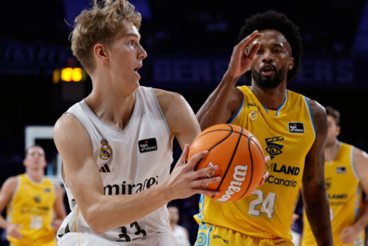 Inúmeros melros voando do Real Madrid para a NCAA