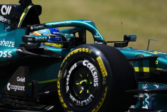 Alonso para na festa de Norris e Mercedes