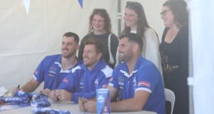 Estrelas da AFL de North Melbourne ajudam o futebol de base com clínicas e eventos comunitários em Bunbury