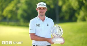 Torneio Memorial: JT Poston derrotou Ryan Gerrard em um playoff para ganhar o título.