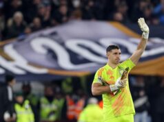 Enquanto se recupera para sua estreia na Copa do Mundo, Dibu Martínez parece pertencer a um gigante italiano