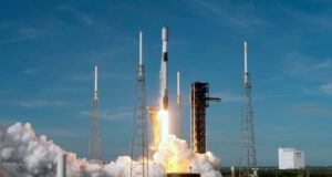SpaceX lança 29 satélites Starlink da Flórida horas após o lançamento do foguete Blue Origin (VÍDEO)