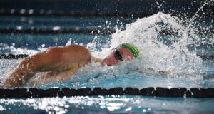 ‘Smash the Poms’: estrela australiana dispara tiro da Comm Games