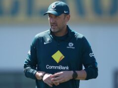 O técnico de futebol Tony Popovich concordou com uma extensão de contrato de curto prazo com a Football Australia